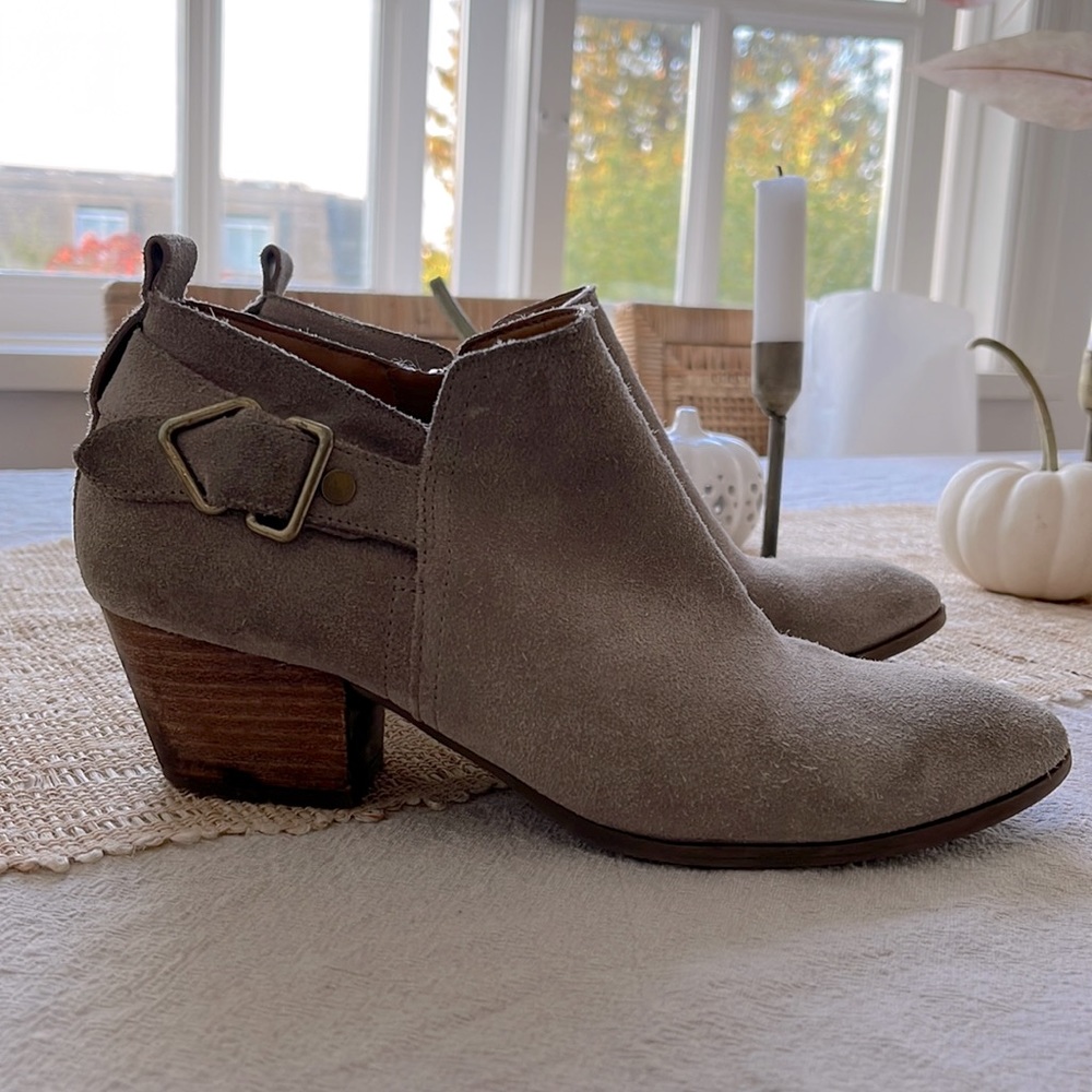 Tan coloured Sarto Ankle Boots - size 8US. Crazy comfortable and super cute!